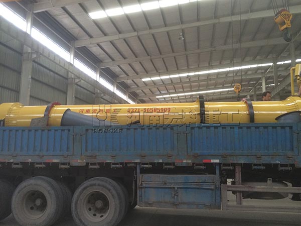發(fā)往山東0.8x6m雞糞烘干機的裝貨現場